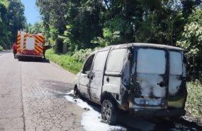 Utilitário fica completamente destruído após pegar fogo na SC-390
