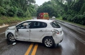 Condutora fica ferida após carro sair de pista na BR-153