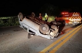 Motorista abandona carro após capotamento na BR-470
