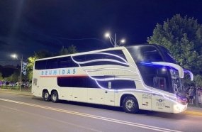 Com decoração temática ônibus e carreta da Reunidas levam a magia do Natal