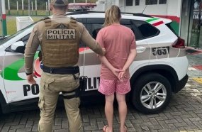 Travesti que se dizia assessora de celebridades é presa após aplicar golpe em SC
