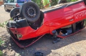 Motorista é resgatado em estado grave após carro capotar em barranco 