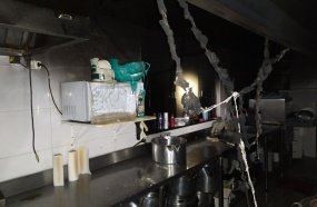 Bombeiros combatem incêndio em cozinha de restaurante 