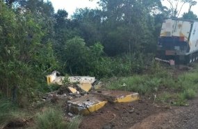 Motorista fica ferido após carreta atingir ponto de ônibus na SC-350