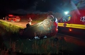 Jovem fica ferido após capotar o carro durante a madrugada na SC-451