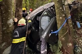 Condutora é resgatada das ferragens após carro despencar em ribanceira 