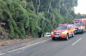 Idoso morre após carro sair da pista e bater contra barranco 