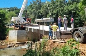 Prefeitura de Joaçaba finaliza instalação da ponte da Linha Ficagna 