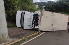 Condutora é encaminhada ao hospital após caminhão tombar 