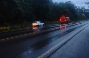 Carro com casal sai da pista no interior de Ibiam 