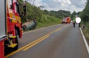 Carro com cinco pessoas capota após sair da pista na SC-456 
