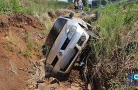 Carro cai em vala após sair da pista no Contorno Viário 