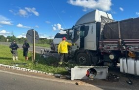 Caminhão atinge trailer no trevo de Campos Novos 
