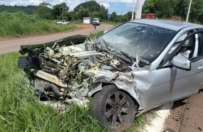 Cinco pessoas ficam feridas após colisão entre carro e carreta na BR-153