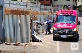Motociclista fica ferido após colisão contra retroescavadeira da Prefeitura