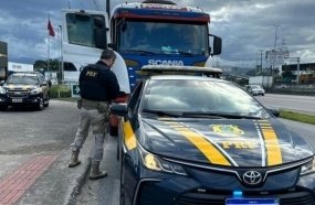 Motorista embriagado é preso após ser flagrado dormindo dentro de carreta parada na pista