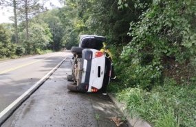 Casal fica ferido após carro sair da pista e tombar na SC-150