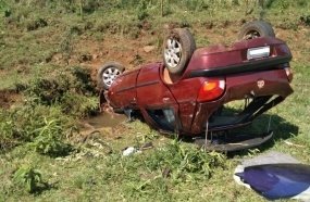Capotamento deixa quatro pessoas feridas na SC-452 