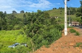 Jovem fica ferida após picape sair da pista na SC-150