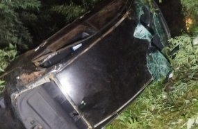 Carro com família capota em ribanceira após sair da pista na BR-282