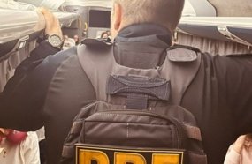 Homem é preso após passar a mão na perna de adolescente dentro de ônibus 