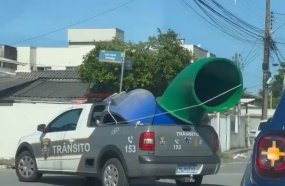 Homem furta escorregador infantil de praça para instalar em festa de criança