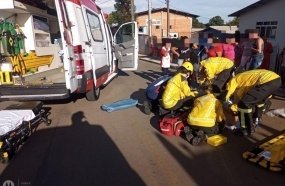 Colisão entre carro e moto deixa dois jovens gravemente feridos  