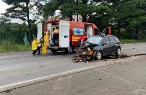 Mulher é resgatada com ferimentos graves após colisão na BR-470