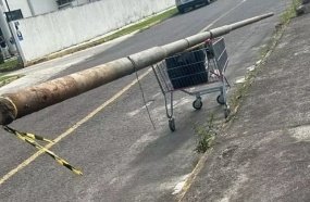 Dupla é flagrada carregando poste furtado em carrinho de supermercado