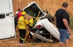 Jovem fica ferido após carro despencar em barranco de 7 metros de altura