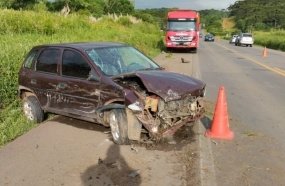 Idoso fica ferido após colisão entre carro e carreta na BR-470 