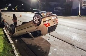 Motorista abandona veículo após capotamento na SC-350 