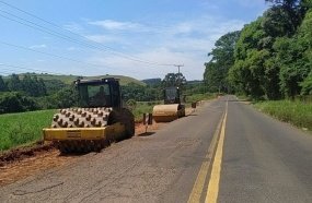 Equipes trabalham no alargamento da rodovia entre Capinzal e Piratuba