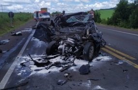 Colisão frontal entre carro e carreta mata mãe e filho na BR-282
