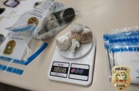Jovem é preso em flagrante após receber drogas para comercializar 