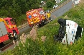 Mulher capota veículo após perder o controle da direção  