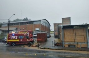 Detentos que trabalhavam em obra de escola morrem após escadaria desabar