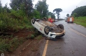 Veículo da saúde capota após colisão contra barranco em Campos Novos 