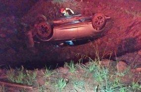 Motorista capota carro em vala após dormir ao volante 