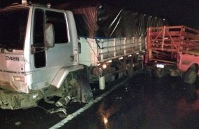 Colisão entre caminhão e picape deixa motorista em estado grave  
