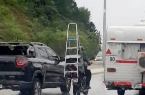 Motociclista é autuado após ser flagrado transportando escada 