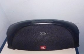 Casal é preso após quebrar vitrine de loja para furtar caixa de som JBL 