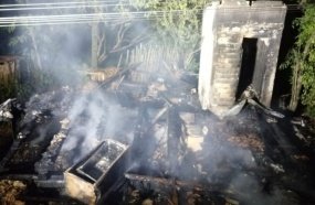 Incêndio consome casa de madeira na Barra do Leão 