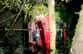 Jovens ficam feridos após carro cair em barranco na BR-282