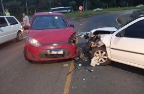 Motorista sofre corte na cabeça após colisão entre veículos 