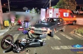 Motociclista sofre fratura exposta na perna após colisão contra carro 