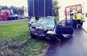 Colisão entre veículos deixa um dos motoristas ferido na BR-282