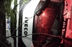Caminhão tomba após sair da pista em Treze Tílias 