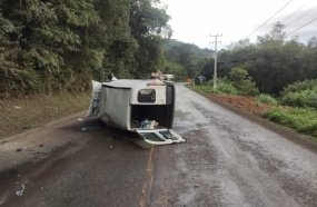 Utilitário capota após colidir contra barranco na SC-150