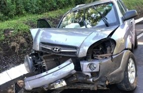 Colisão de veículo em barranco deixa mulher ferida na BR-282 